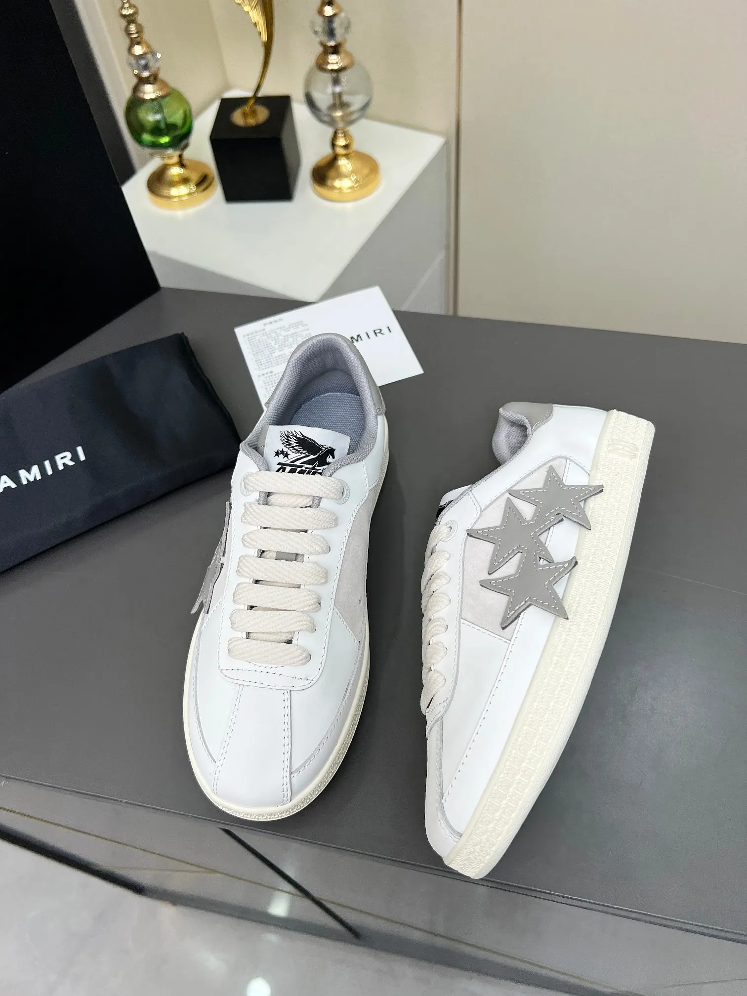 Men's Men's Shoes 💰580 Bone Shoes · AMIRI Skel-Top AMIRI 🔥 launches a new "ThePacific" series of low-top casual sports moral training shoes in the early spring of 2025. This iconic shoe covers men's and women's shoes, drawing inspiration from the brand's classic sports style and elegantly integrating West Coast style. "The Pacific" contrasting five-pointed star series is rooted in Amiri's unique California genes, showing the freedom and leisure atmosphere of the West Coast. This series launches two styles that incorporate the brand's iconic elements: the leather version is made of pure white leather with a same-color sole, and is embellished with star patterns on the side of the shoe, just like the bright starry sky of California. The black and ocean blue colors are shared by men and women, and there is also a red star model exclusive for men and a light pink star model exclusive for women. The suede model is decorated with the brand's classic bone pattern on the side of the shoe. The rubber sole and suede fabric complement each other. The color scheme covers black, chocolate and sand, and is suitable for both men and women. Made of imported cowhide and decorated with bone pieces on the sides of the upper, it is novel and unique and has a good three-dimensional effect! High-density breathable mesh lining + original molded TPU outsole 🙏 Recommended by celebrities, bloggers and internet celebrities, 🚵🏻 an indispensable item for shopping, partying and traveling. One of the most unmissable sneakers in 2025 ✦Color: 10 colors available ✦Size: Women’s size 35--40 ✦Size: Men’s size 39--45,